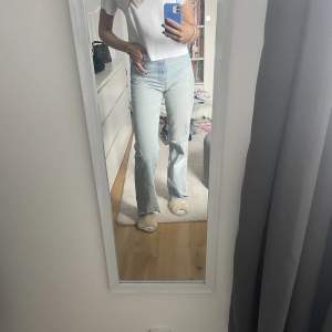 Blåa zara jeans i rak modell i strl 36☺️💗