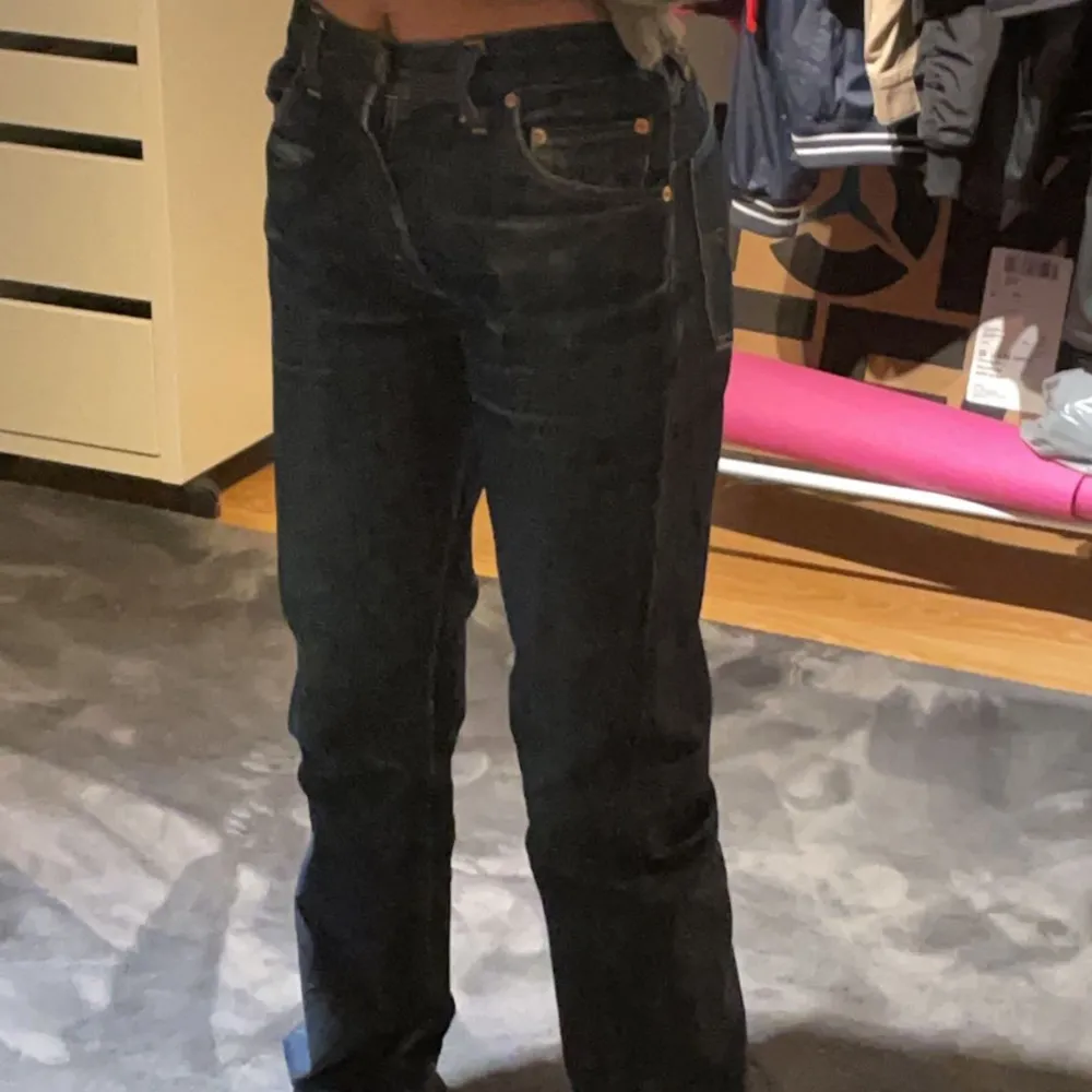 Säljer mina vintage levis jeans i W30 L34! insydda så att dom sitter bra på mig som har W28/29 men går att sprätta upp❤️ Sitter långt på mig som är ca 165cm😊. Jeans & Byxor.