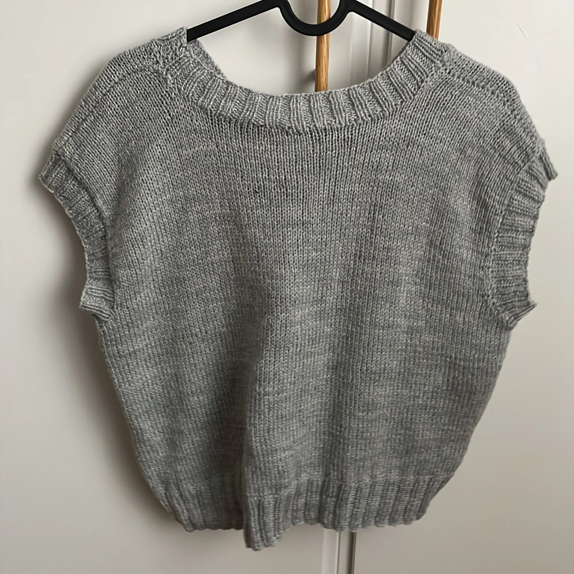 Stickad grå väst  - 90