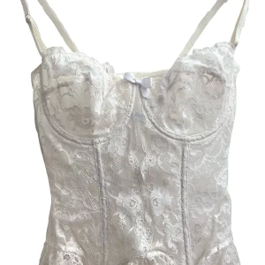 Vit korsett - Så fin vit spets korsett från märket Warner. Aldrig använd och säljer den då den är för stor för mig. Kan mötas upp i Stockholm och frakta då köparen står för frakten💞