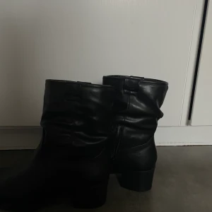 Vinterboots  - Säljer dessa snygga boots i storlek 41 men passar 38-40 bäst! Dom är vadderade inuti och supersnygga och trendiga! Köpta på Zalando för ca 1,5 år sen. Nypris: 699kr säljer för 350! Men priset kan diskuteras🫶