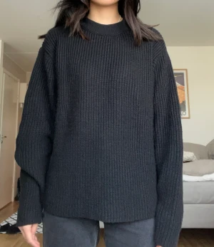 Stickad tröja - Svart stickad tröja i stl 34-36