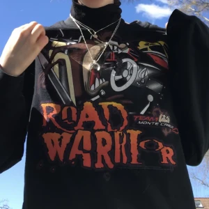 Så cool Collegetröja  - Nästan oanvänd så cool collegetröja köpt från Beyonce Retro för ca 3 år sen. Coolt tryck med Road Warrior på  Köpt för 400kr. Den är i perfekt skick och så cool!!   OBS! Jag har en polo under, så tröjan har vanlig hals/urringning. 