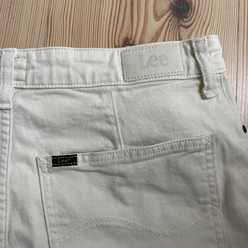 Jättefina vida jeans från lee, som man kan ha lågmidgat! . Jeans & Byxor.