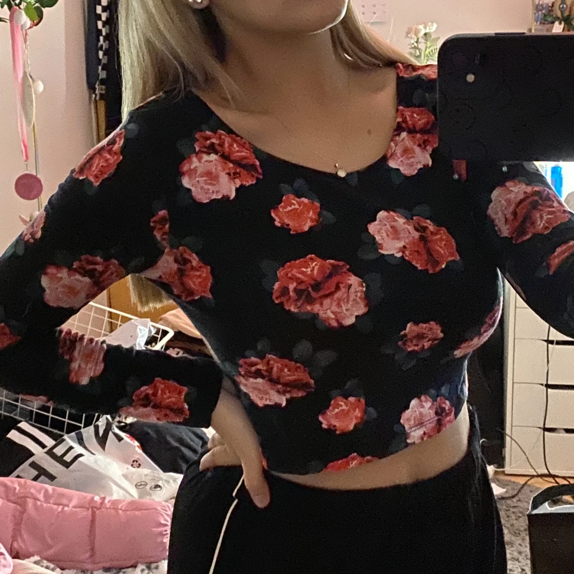 Svart långärmad tröja med blommor