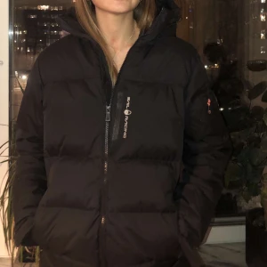 Sail Racing Vinterjacka - Använd under en vinter säsong, jackan är i nyskick. Säljer eftersom det inte riktigt är min stil längre. Nypris: 3000kr