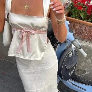 Satintopp - INTRESSEKOLL på denna supersöta topp💕💕💕