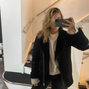 Faux leather jacka - Mysig och varm Faux leather jacka i mockaimitation. Coola läderdetaljer på ärmar och sidor. Lång oversize passform. Mycket varm! Inga anmärkningar. Fint skick.