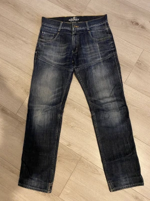 Baggy jeans - Säljer ett av mina favoriter🤧Inte riktigt min still längre därför säljs dom, de både storlek 32 i midja (W32) o längd (L32). Jag hade skärp till dessa då dom var för stora i midjan.Jag gillade fickorna bäst tyckte dom gjorde hela byxan! Luftiga och sköna🫶🏼