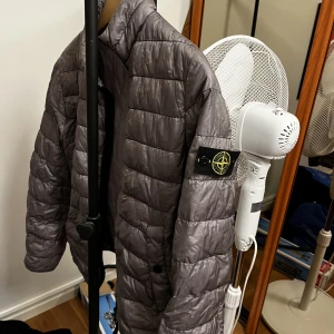 Stone Island dunjacka - Stonde Island dunjacka Storlek xs Cond 9/10 Jackan är använd och gått igenom den men inte hittat några flaws.