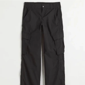Cargo byxor - Säljer denna svarta cargo byxan, har inte kommit till användning, den är från h&m, använd 3-4 gånger men den har inga defekter! Kan sänka priset vid snabbaffär🤍sista bilden är min, KONTAKTA VID INTRESSE 