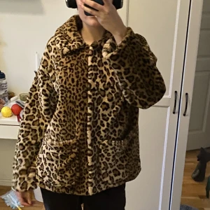 Leopard jacka - Sååå fin leopard mönstrad jacka! Super len dessutom! Tyvärr har en av spännerna längst ner ramlat av, men inget som störs enligt mig!🐆🐆