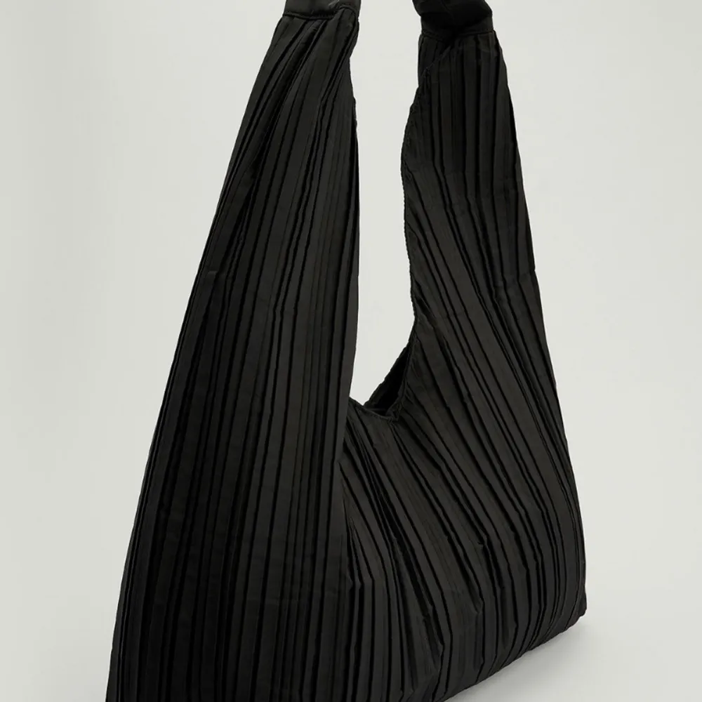 En svart stor väska från NA-KD, använt ett fåtal gånger som ny❤️ rymmer mycket och enkel att bära på✨. Väskor.