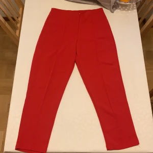 Snygga byxor från Reserved köpt i Polen  - Nytt skick, aldrig använda då de ej passar mig.