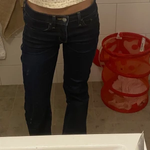 Levis jeans  - Snygga mörkblåa flare/ botcut Levis jeans som är lowaist❤️Älskar de men kommer inte till användning då jag har flera liknande. Original pris är 1500kr❤️Passar bra på min syster som är 162!