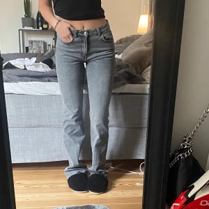 Långa grå jeans  - Säljer min långa mid waist gina byxor i storlek 38! Säljer pga köpt annan storlek! Super fina. Jag är 172cm och dom är väldigt långa på mig! Har dock trampat lite på byxan vid mudden ned till då de är så långa! Inget som stör eller ser konstigt ut!💗