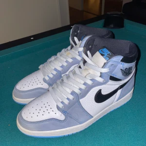 Air Jordan 1 High ”University Blue” - Tja säljer dessa kan ta trades men dom är sunbleached så därför dom ser så ljusa ut, Skick är typ 7,5-8/10 (Sko snörena som är på bilden tillkommer inte utan ett par andra)