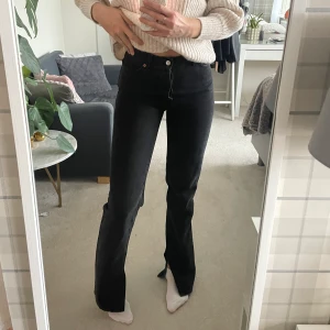 Jeans tall modell med slits - Såå snygga jeans i Tall modell från asos. Dessa är i längd 36 och passar mig som är 176cm perfekt i längden. Jag brukar i vanliga fall ha S och storlek 26 i midjan passar mig därav bra och motsvarar ungefär S. De är svart/gråa i färgen och så användbara🫶🏼 