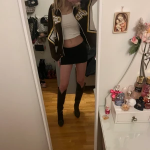Zip Up Cheerleading tröja - SNYGG brun Zip Up cheerleading tröja från USA. Funkar till alla olika stilar och är i bra kvalitet. Den passar alla från Xxs-M beroende på hur man vill att den ska sitta💕💕