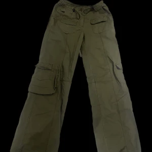 Cargo byxor från brandy melville - Säljer dessa skitsnygga cargo byxor pga att jag har alldelses för många, knappt använda (köpte de här på plick för 500 kr)