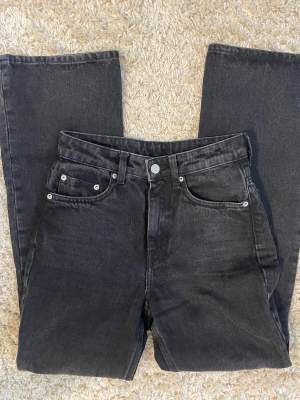 Svarta Weekday jeans i modellen Mile.  Högmidjade med bootcut/straight leg. Storlek W25/L30. 