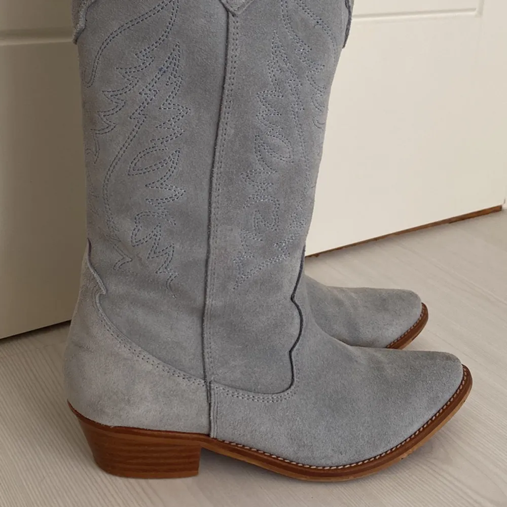 Säljer mina superfina Cowboyboots från CUPLÉ. Köpta nyligen och använda 1 gång. Har fått en del fläckar (se bilder) som säkert går att få bort. Köpa för 1700 kr och säljer för 700 kr. Storlek 39. Yttermaterial, foder och innersula i skinn. . Skor.