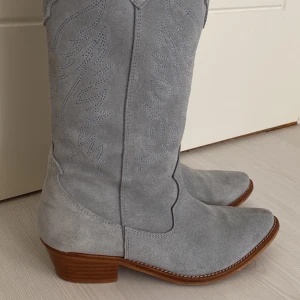 Cowboy-/Bikerboots från CUPLÉ  - Säljer mina superfina Cowboyboots från CUPLÉ. Köpta nyligen och använda 1 gång. Har fått en del fläckar (se bilder) som säkert går att få bort. Köpa för 1700 kr och säljer för 700 kr. Storlek 39. Yttermaterial, foder och innersula i skinn. 