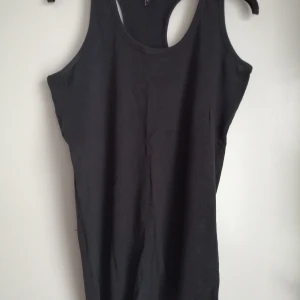 Svart linne utan tryck - Kort i midjan. Bud ges. Kontant mottages.