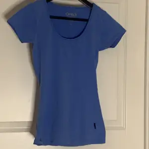 Väldigt fin urringad blå t-shirt