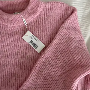 säljer min denna fina rosa stickade tröjan från nelly! aldrig använd, lappen kvar. storlek xs. Säljer då den knte kommer till användning (lätt kroppad) nypris 399kr säljer för 200, många intresserade blir det budgivning!