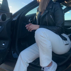 straight jeans - Säljer dessa vita straight jeans! Använda endast vid detta tillfälle! Byxorna är i samma modell som de gråa som även ligger uppe ( ifall du önskar fler bilder kolla där)! Super fina och sköna, samma sak att byxorna framhäver rumpan fint! 😇🥰💞