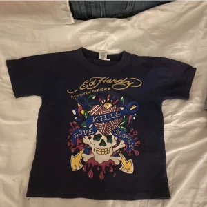 Ed hardy t shirt  - Säljer då den är lite liten , förra säljarens bilder skriv för fler , barnstorlek M passar xs/s 
