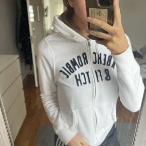Tjocktröja - Tjocktröja från Abercrombie & Fitch. Mycket använd men är i bra skick. Lite knottrig men inte överdrivet. 