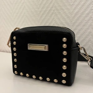 Väska  - Knappt använd, inga skador. Säljer pga ingen användning.