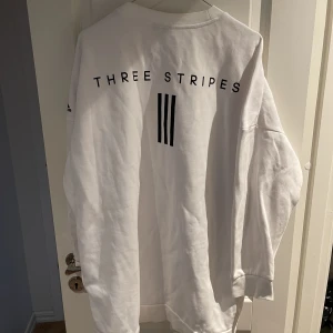 Adidaströja  - Vit, oversized tröja med tryck på ryggen, från adidas i storlek L.