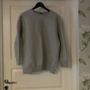 Sweatshirt zara - Väldigt fin crewneck från zara, har en liten fläck som man kan se på bilden, som jag kan kolla ifall den går bort i tvätten! Väldigt fin och passar till allt!!
