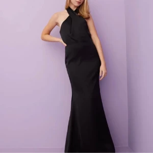 Balklänning  - Säljer min balklänning från Nelly! Sitter som en smäck på mig som är S och går hela vägen ner till marken, är 168 cm! Kan såklart också skicka egna bilder. Frakt tillkommer