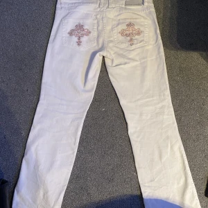 Vita jeans med tryck på bakfickorna - Jag säljer dessa super fina jeans eftersom att de kommer aldrig till användning längre. 💓