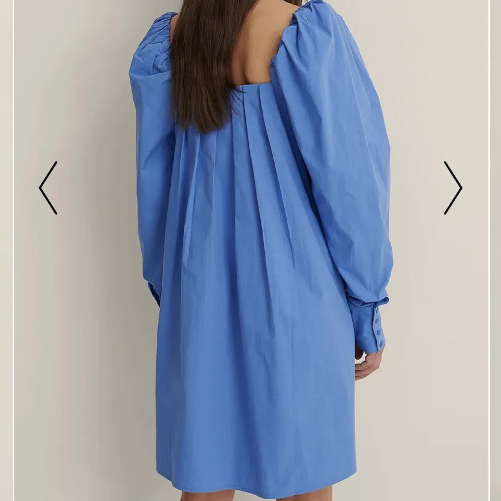Säljer min fina blå klänning från NA-KD🌸 använd få gånger! Perfekt för resor, utklädning och sommaren 🫶🏻 skriv för fler bilder❤️nypris 499kr, säljer för 300kr inklusive frakt🫶🏻. Klänningar.