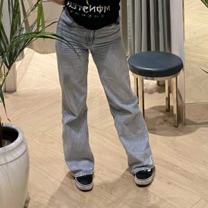Baggy jeans från Monki köpta för nåt år sen men sparsamt använda. Har dock slitning bak vid foten, men inget man tänker på. Passar mig bra som är 164 cm lång. 