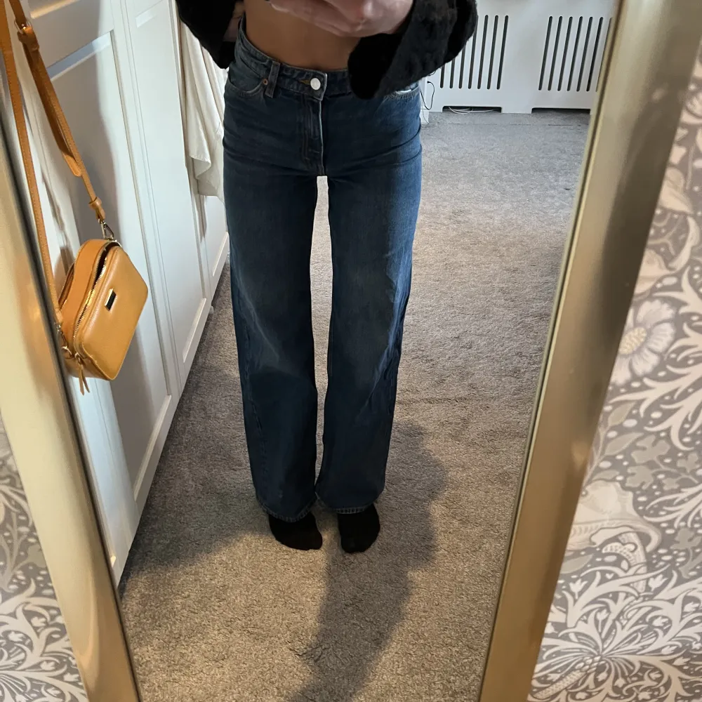 supersnygga mörkblå jeans från Monki! Säljer då de inte kommer till användning längre. Jättefint skick. 🪩💘 Nypris 400 Frakt ingår EJ i priset . Jeans & Byxor.