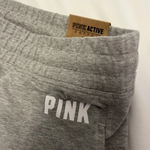 Victoria secret tights - Jag säljer ett par Victoria secret tights som jag fick i julklapp. Byxorna är i storlek L men var för små för mig. Jag skulle säga att byxorna motsvarar storlek M. De är helt nya med prislapp och endast testade. Hör av dig vid intresse :)