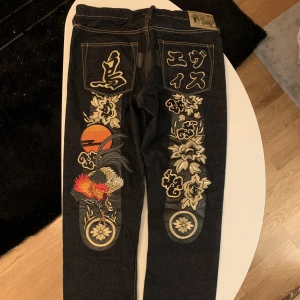 Evisu jeans year of the rooster  - Ovanliga collectible evisu jeans. Gjordes endast 380 och detta är nr 185. Perfekt skick och inga defekter.  Storlek 34x34 Helt äkta  Pris kan diskuteras 