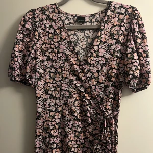 Klänning  - En superfin sommarklänning från Gina Tricot💕 säljs då den inte kommer till användning. Endast använt en eller två gånger, därav inga defekter och mycket bra skick! Den är i storlek M och är normal i storleken men skulle säkert passa en S också. 