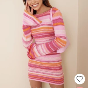 stickad klänning - Säljer denna slutsålda klänning från nelly, använd 1 gång! 