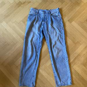 Baggy Jeans by Levi’s in size 32/34. Perfect, if you are a bit taller and slimmer and still want some good-fitting baggy jeans.