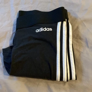 Leggings  - Adidas leggings i bra skick storlek M