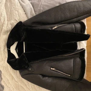 Jacka - Säljer denna jättesnygga jackan från missguided som ej kommer till användning länger. Jättefint skick❤️