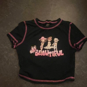 Snygg crop top  - Snygg crop top med tjejer på 