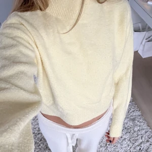 Stickad tröja  - Stickad tröja från Other stories☀️Använd men helt okej skick! 